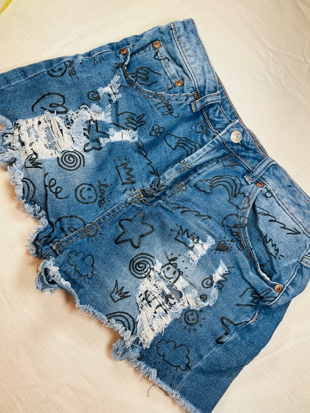 ALMOST FAMOUS Blue Distressed Denim Jean Short Shorts Doodle Graffiti Print Sz 9